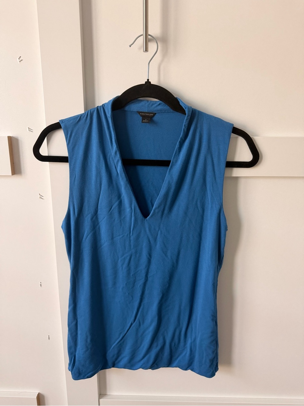 Ann Taylor Sleeveless V-Neck Tank Top in Bright Blue